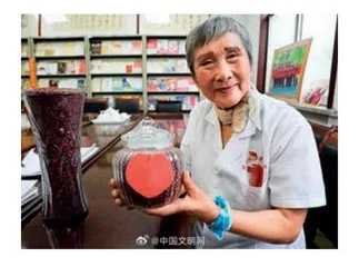 82岁老奶奶背后的暖心故事