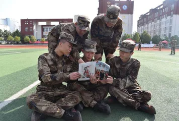 传承雷锋精神 汲取强军力量