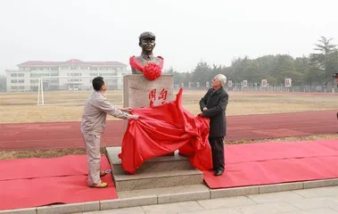“雷锋没有走，他永远与我们同行！”