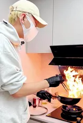 00后厨小伙春节赚万元我只是跟更多人分享美食