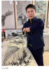 意志为翼逆风翱翔 失臂画家自强不息书写精彩人生