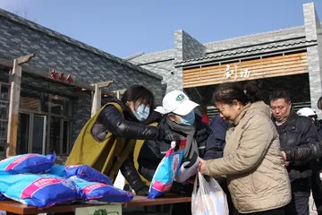 爱心托起希望 真情传播万里