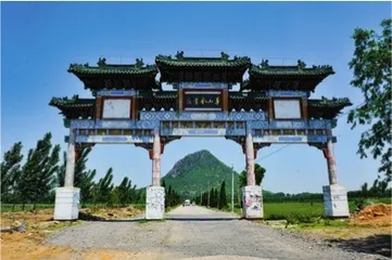 一座山守望一座城