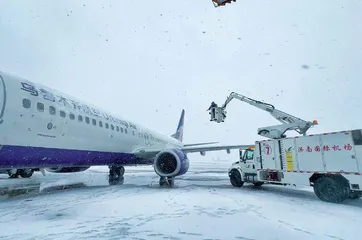 风雪除冰人