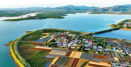 湖水澄澈笑颜展