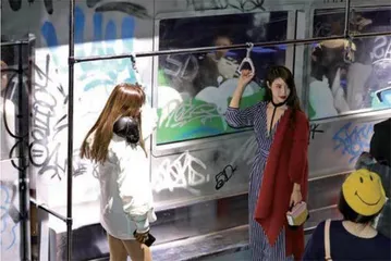 地铁站里,看见新式浪漫4