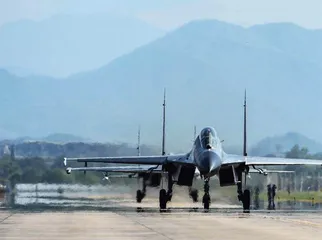 解放军展开“锁台”实战化军事演训