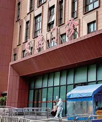 医院大门,从未关闭3