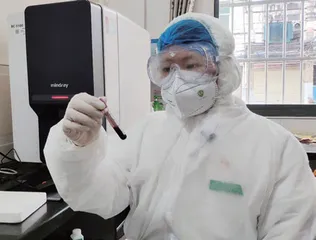 95后化验员甘如意:坚守在一线1