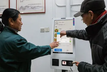 智能玻璃门外的老人2