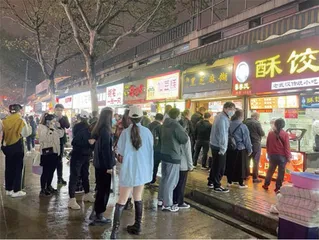 江城繁华依旧,处处烟火气4