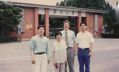 赵东元院士:看到材料就想打孔2