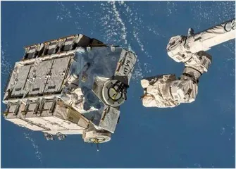国际空间站掉下来的垃圾把居民房子砸了个窟窿6