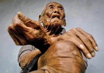 全球⻓寿⽼⼈姆巴·⼽多3