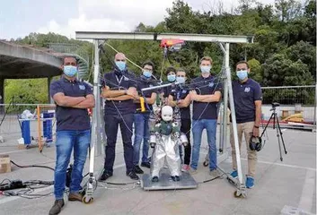 科学家发明首款如“超人”一样轻松飞行的人形机器人可用于火灾、洪水等事故救援2