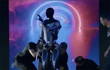 特斯拉⼈形机器⼈亮相搭载⾃研芯⽚可同时⽀持⽆线⽹络4