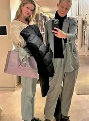 好莱坞⼥星格温妮丝· 帕特洛和她的⼥⼉1