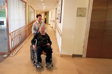 养老院的四位“网红”老人和他们的年轻“推手”7