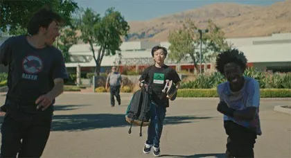 《弟弟》在美国,融入主流是华裔少年的唯一选择吗?1