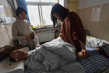 相识8个月,她守护植物人男友7年3
