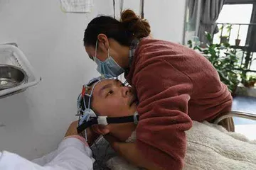 相识8个月,她守护植物人男友7年4