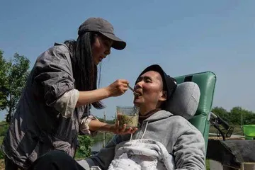 相识8个月，她守护植物人男友7年13