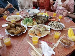 一个男多女少的村决定给媒婆发奖金2