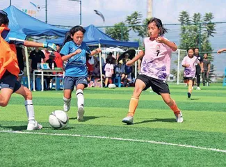 大凉山里女孩儿们的足球梦