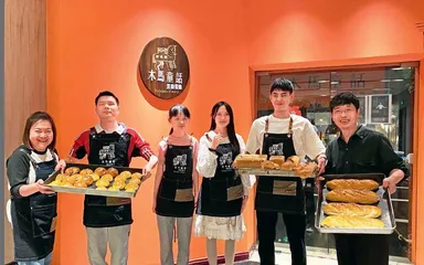 在黑暗餐厅里感受“光明”