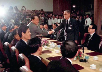 那一握，融化两岸坚冰