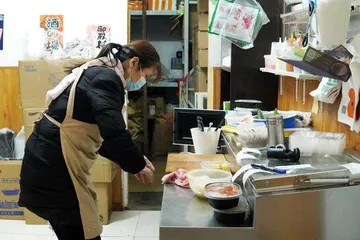 日本老人岛田孝治来中国开咖喱店2