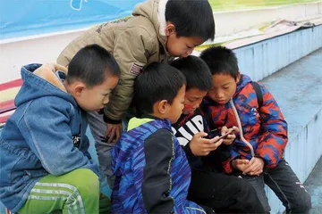 沉迷手机的乡村留守儿童:孤独与被困的童年1