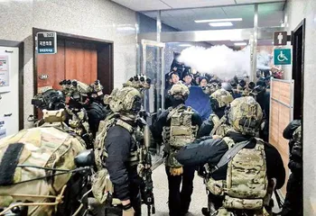 第六共和国的“紧急戒严”与尹锡悦的“雾月十八”1