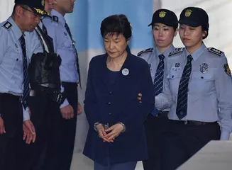 第六共和国的“紧急戒严”与尹锡悦的“雾月十八”2