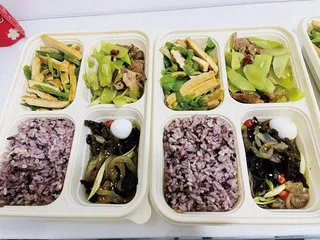 外卖难吃做饭太累,上班族带火“成人小饭桌”1
