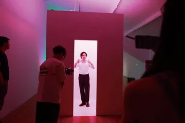 在可见与微隐之间,光徜徉其中1
