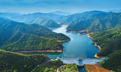 逐绿前行共护“两山” 