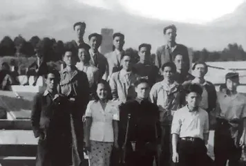 “我们骨头硬,爬起来再前进”2