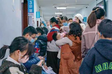 “儿科荒”背后人手紧待遇低，老难题探寻新解法