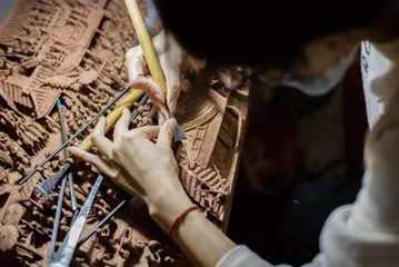 辜柳希:一片木雕就是一个故事1