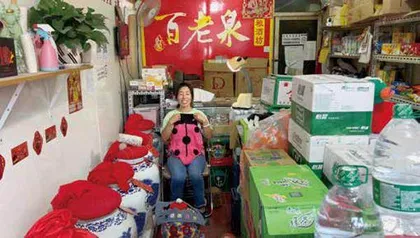 小镇阿姨们想象着法国织的毛线比基尼,真的到了法国3