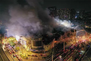 南京金盛百货大火，商户能否获保险理赔仍未知