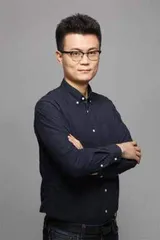 坐在对面那把椅子上的人2