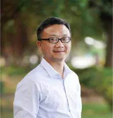 坐在对面那把椅子上的人3