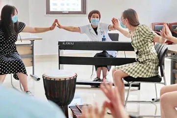 坐在对面那把椅子上的人4