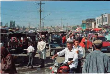 在1998年，抵达新疆1