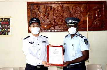 中国政府新一批援助抗疫和警用物资运抵所罗门群岛