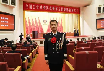 拜永强：让证据“说话”的“痕迹捕手”