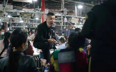 瑞丽 从“疯狂”赌石到“魔幻”直播11