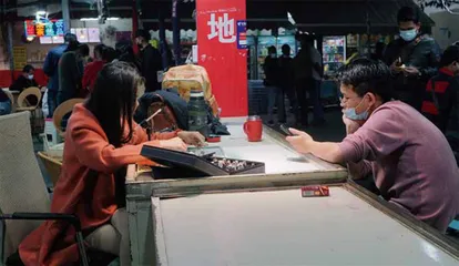 瑞丽 从“疯狂”赌石到“魔幻”直播12